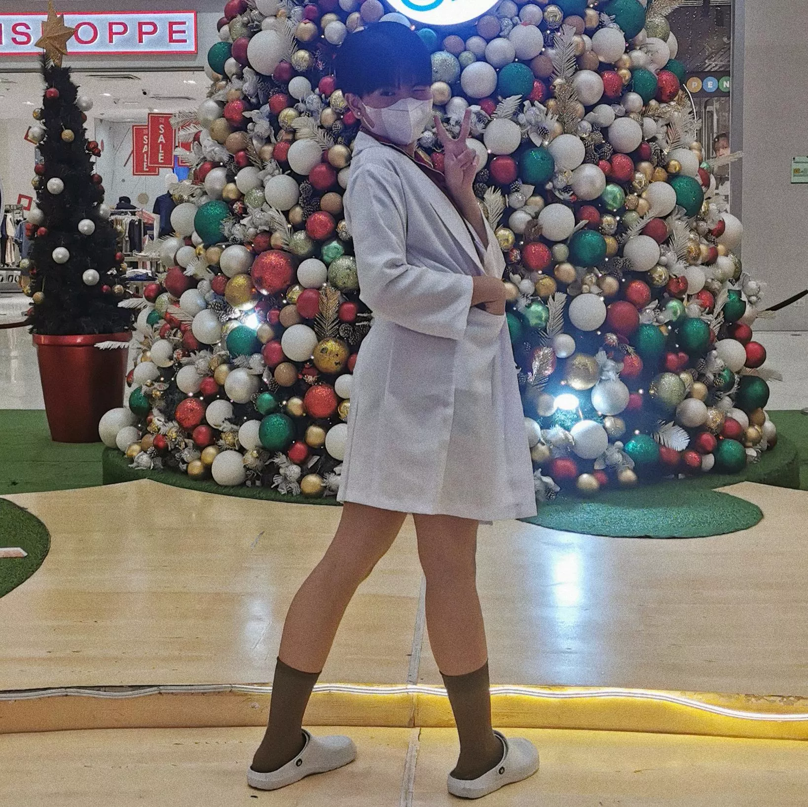 It's not everyday you see a femboy strolling in a mall with a lab gown>_<