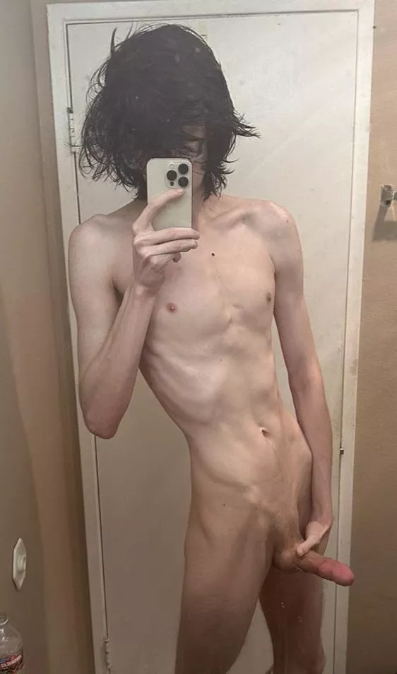 Just a 6’5 twink, waiting to get stuffed like your turkey 😵‍💫