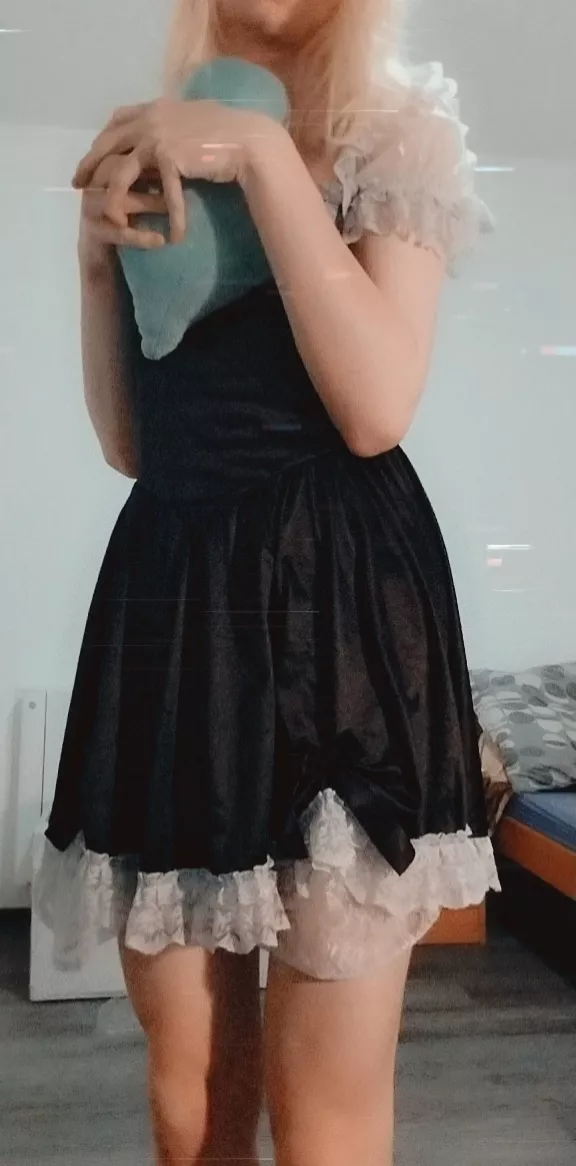 Just got out of the shower and felt pretty in my dress 😊