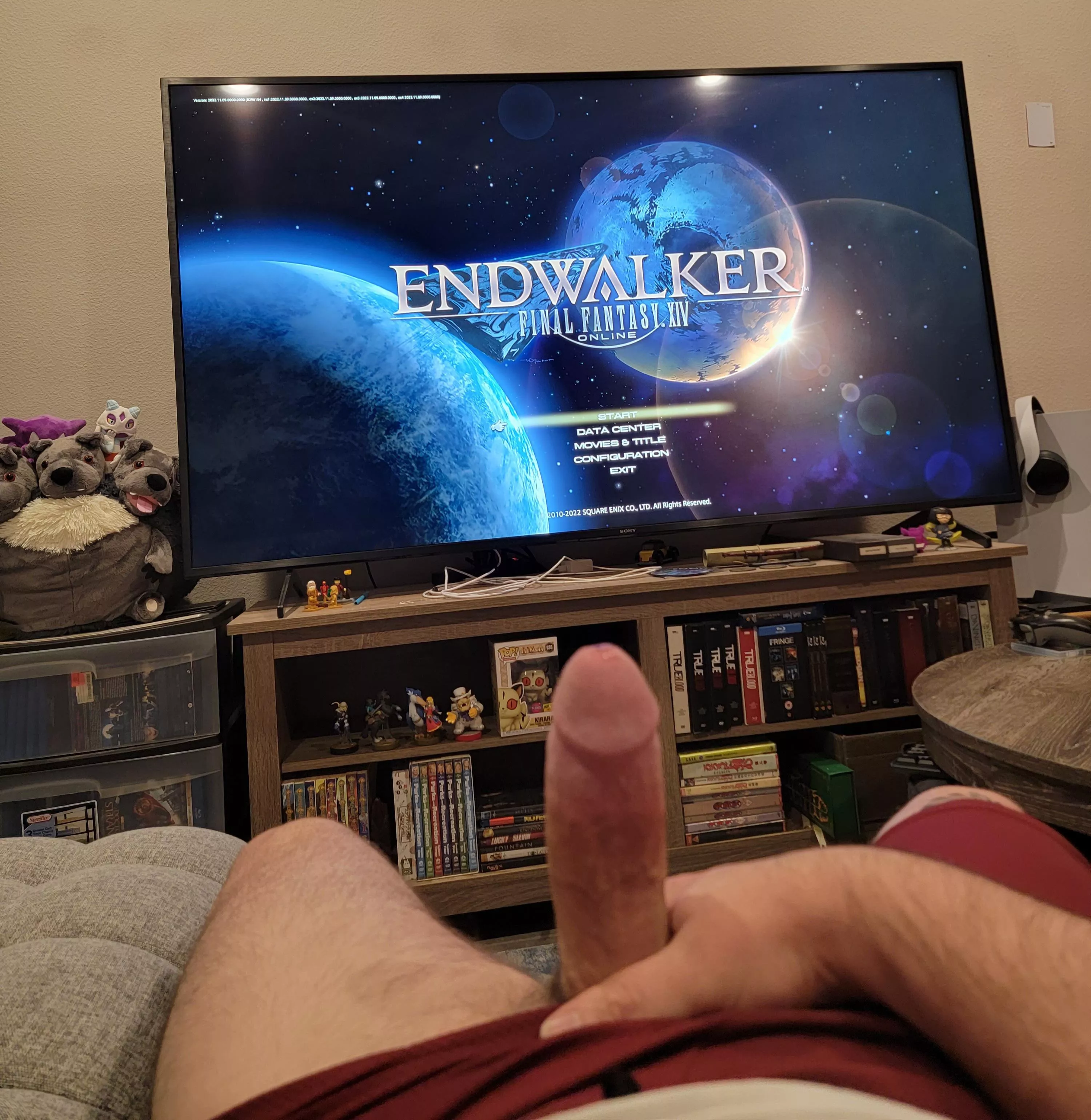 Keep me entertained while I play.