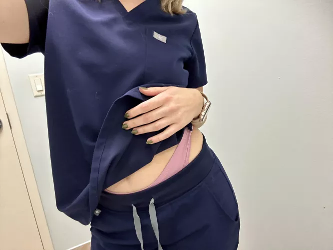 Long days at work = take some photos in the washroom 🙈