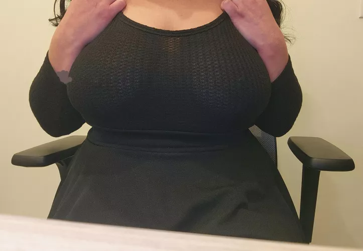 No bra, no problem 🤫 (F)