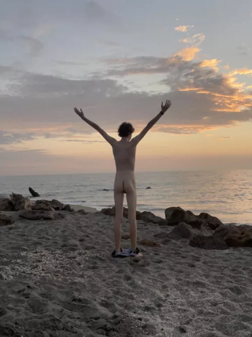 this is NOT a nude beach😳