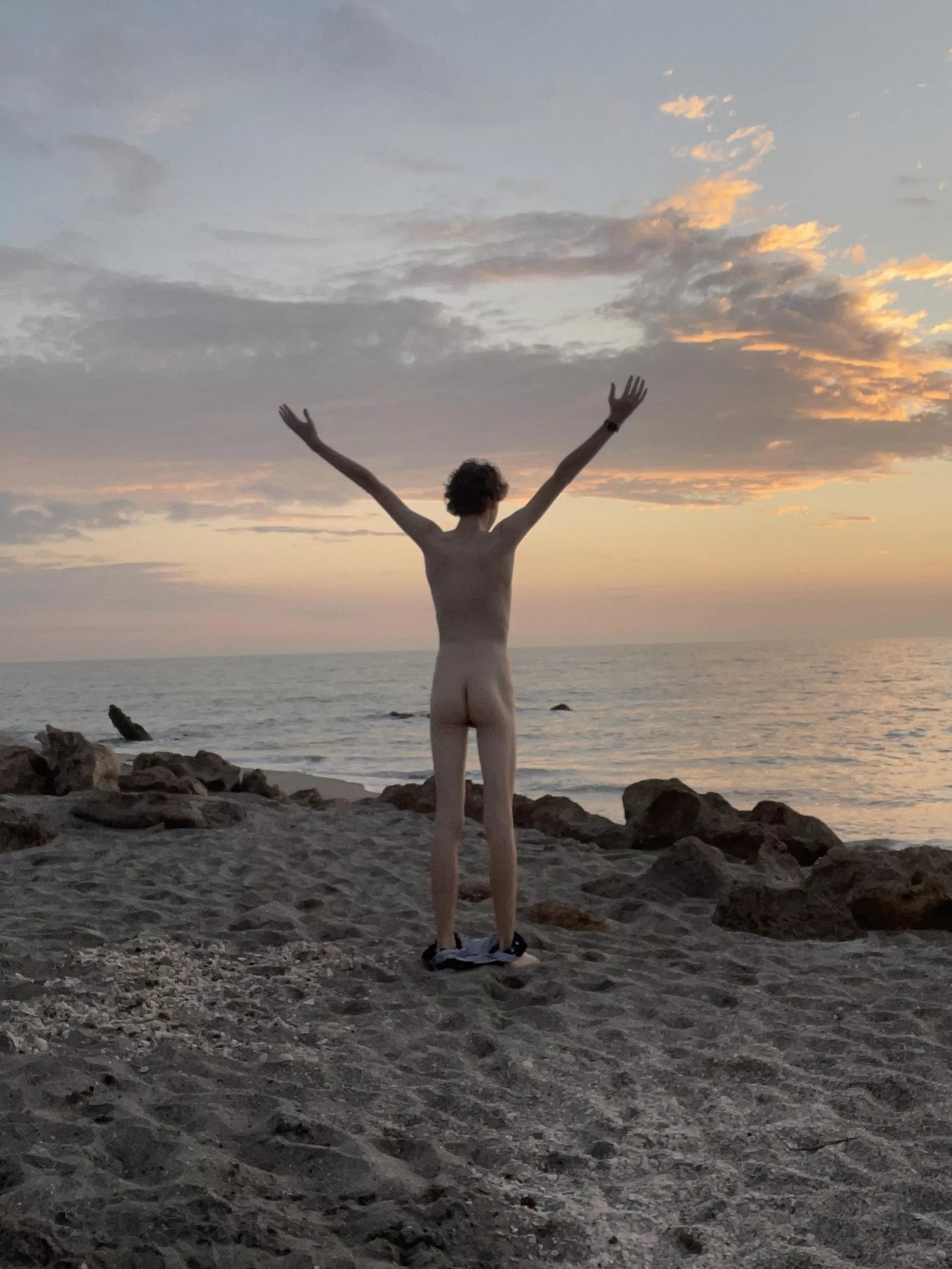 this is NOT a nude beach😳