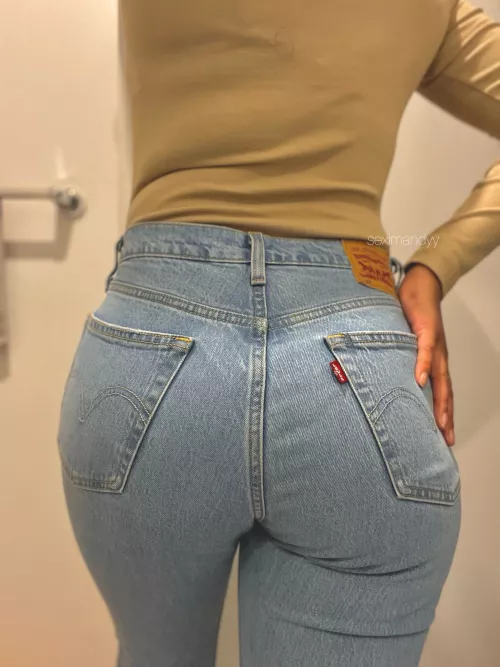 Tight booty in some tight jeans