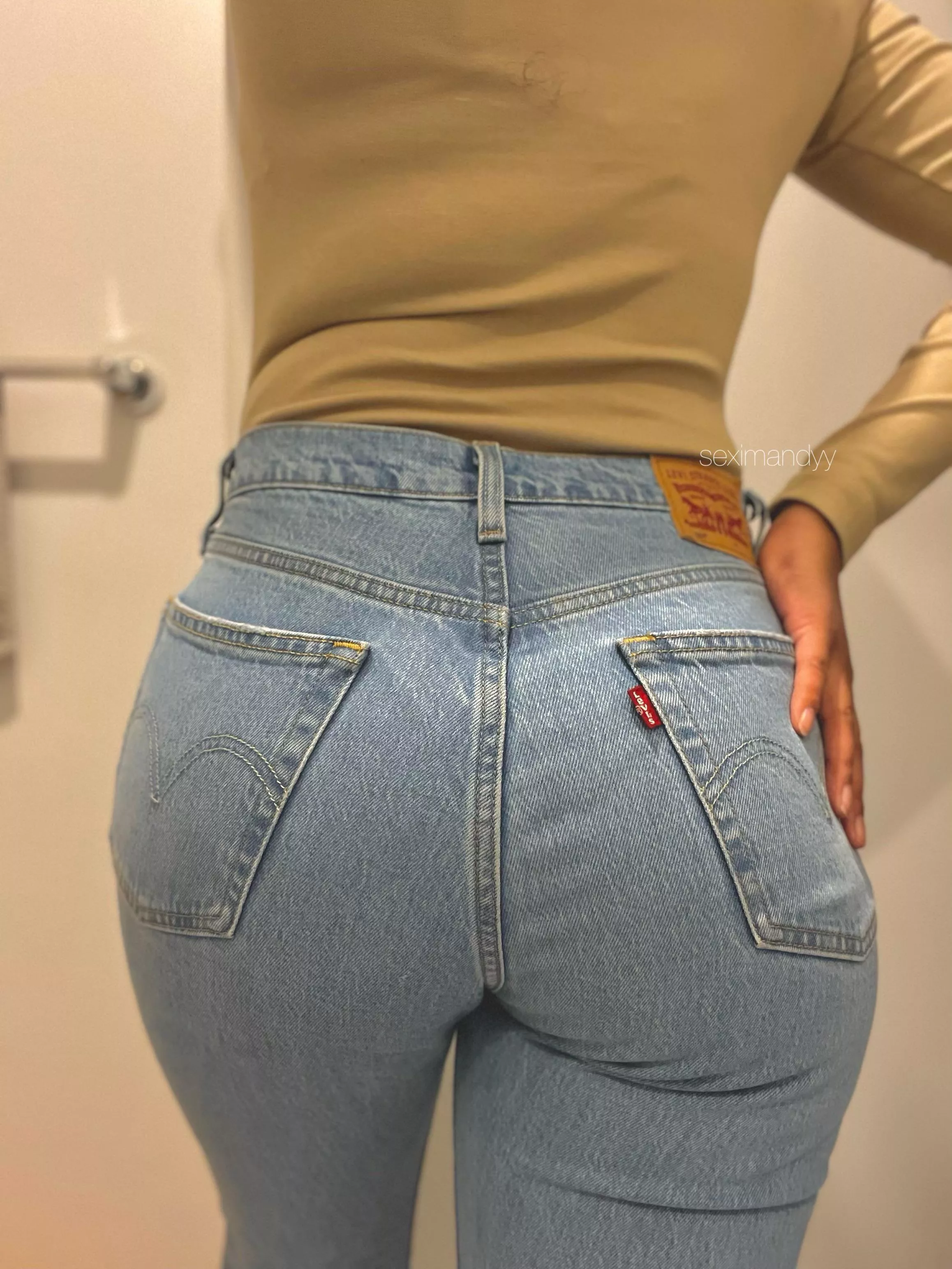 Tight booty in some tight jeans
