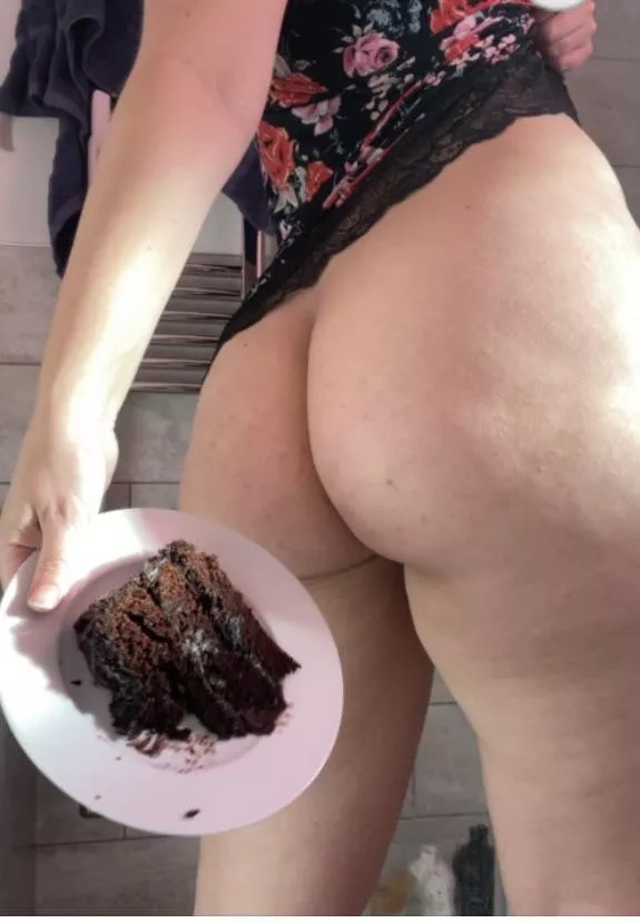 Wanna watch me cover my cake in cake?