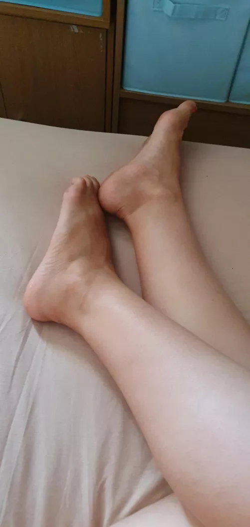 Who here likes Flight Attendant's feet? 😉