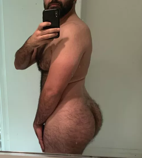 WHO LIKES A BEEFY BEAR BOOTY?