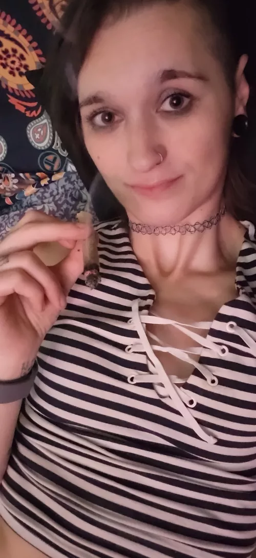 Who wants to share a blunt💋