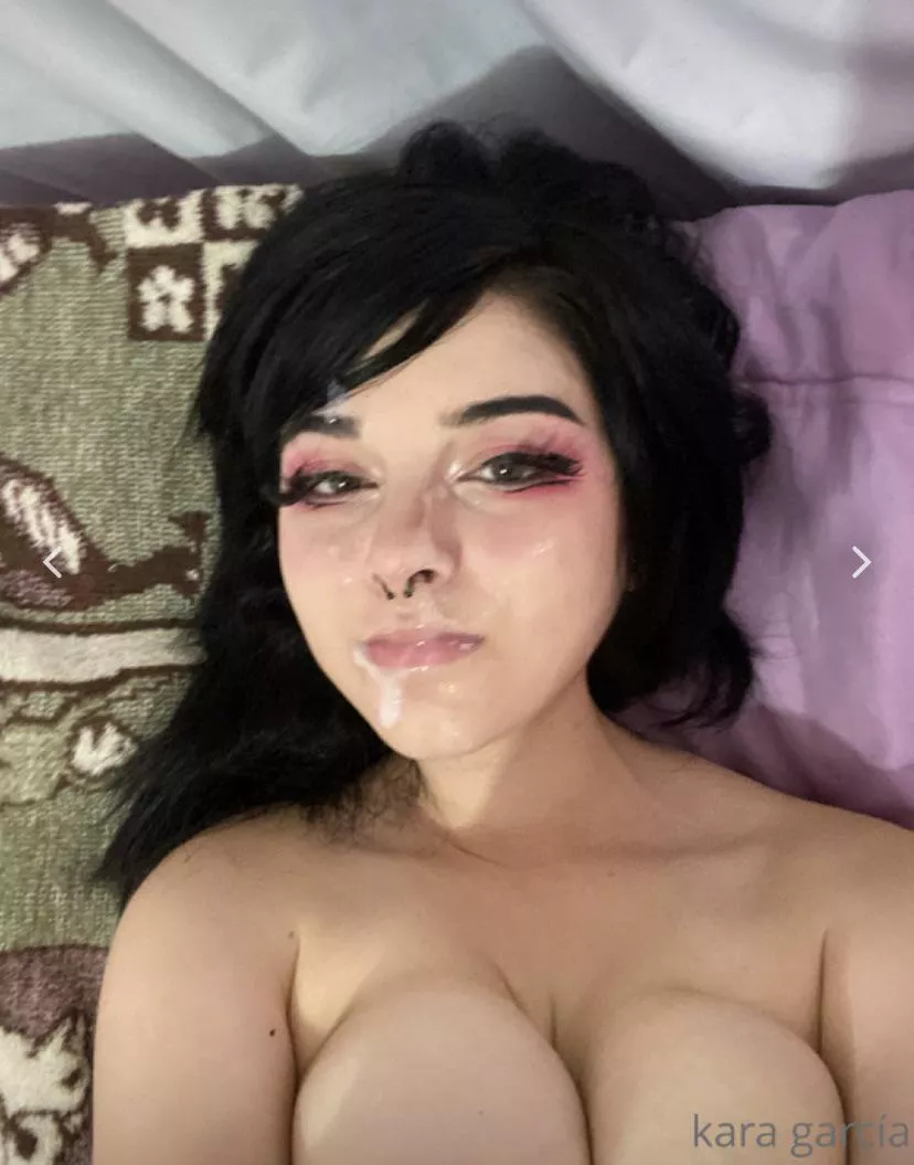 Would you cum in my face? 💦 I love facials