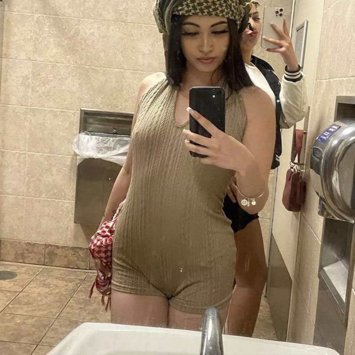 19F [selling nudes] add my new 👻aysialove2