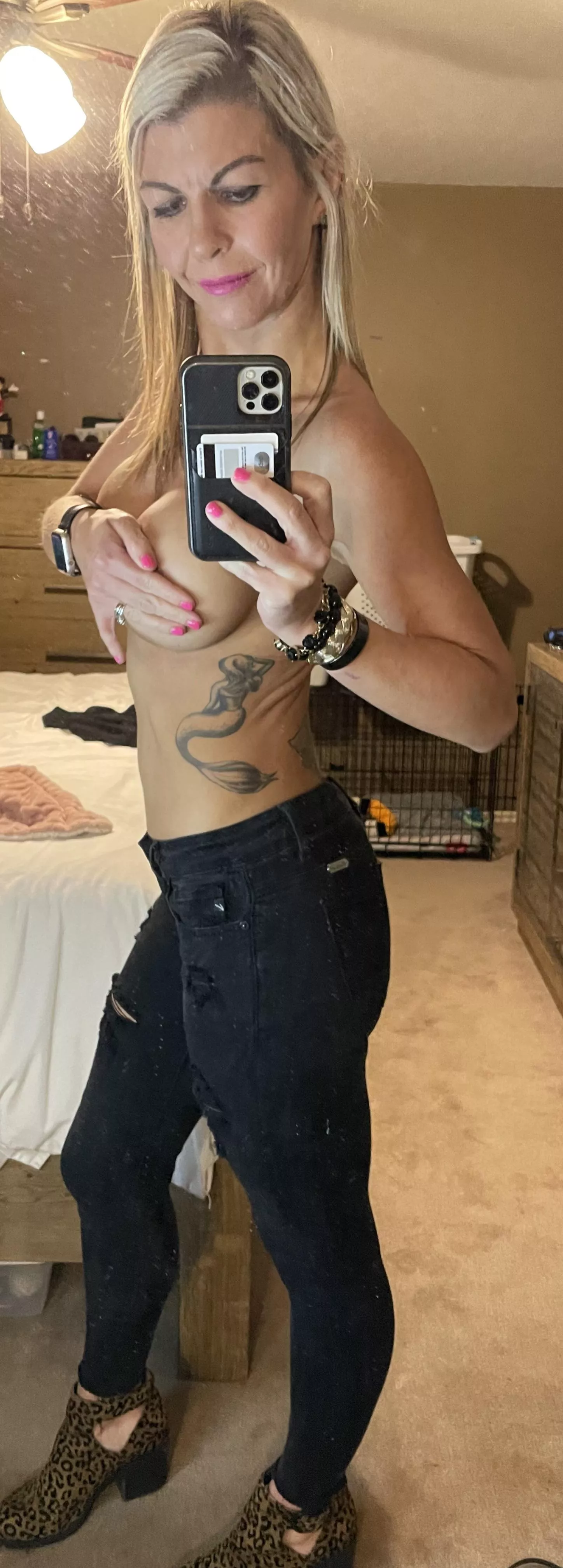 A 38YO MILF, only Heels, Jeans, and Hand Bra. You like?