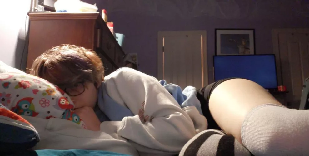 all a boi needs is a comfy hoodie, a pillow, n mismatched socks 🥰