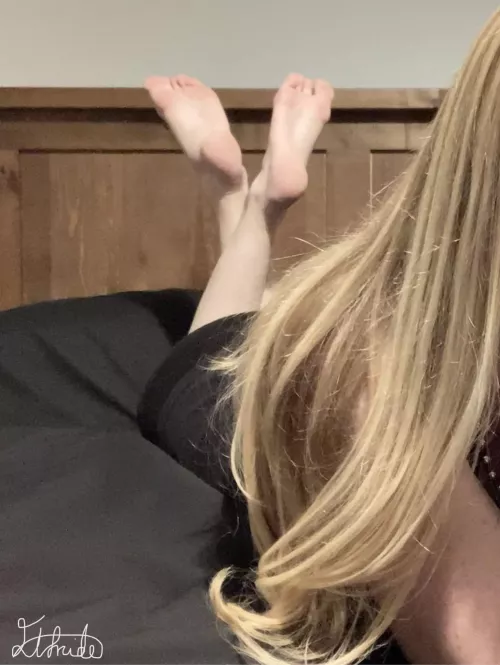 Black Friday pose, like my soles? 🖤