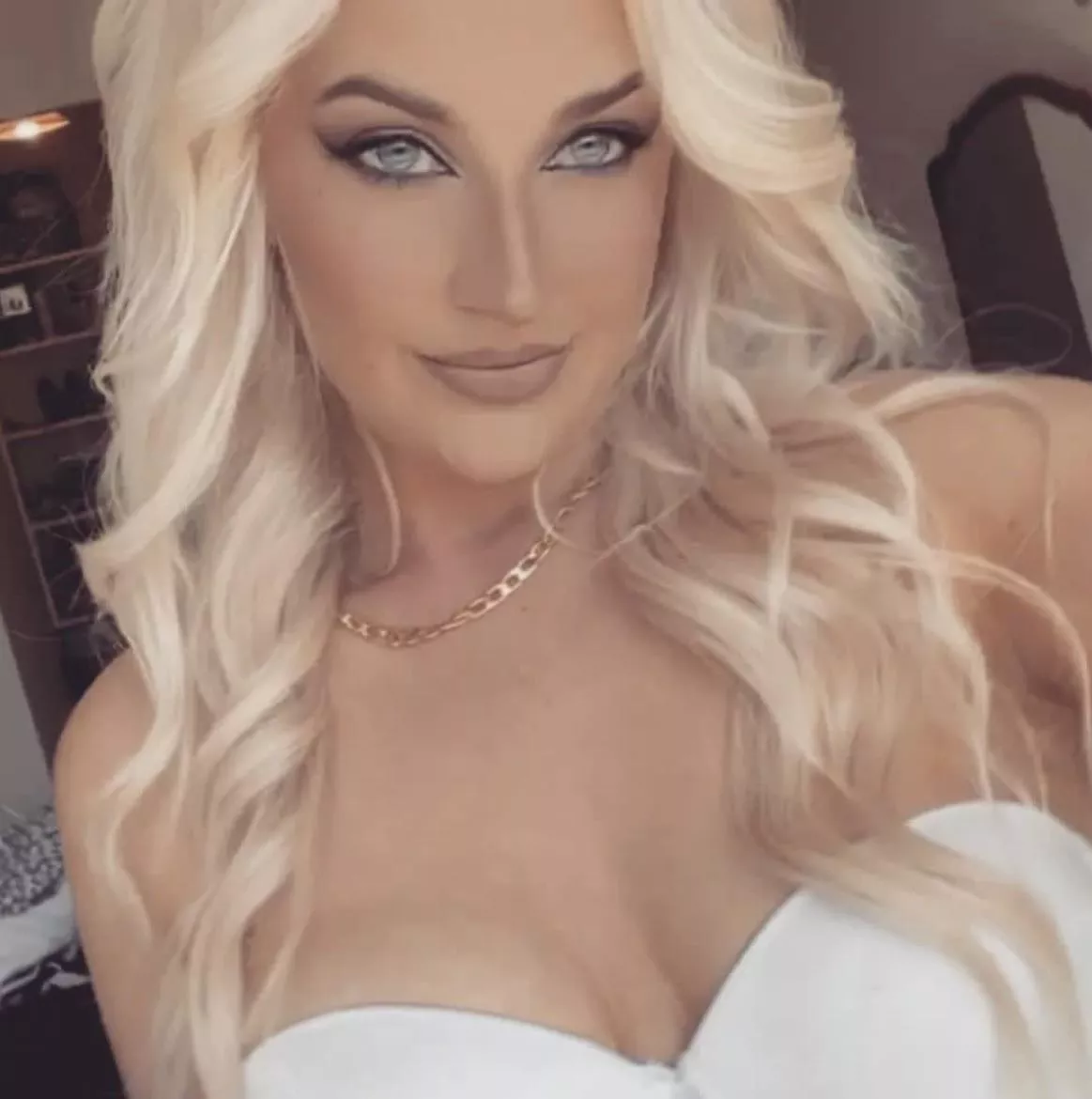 Blonde hair, Blue eyes 😇