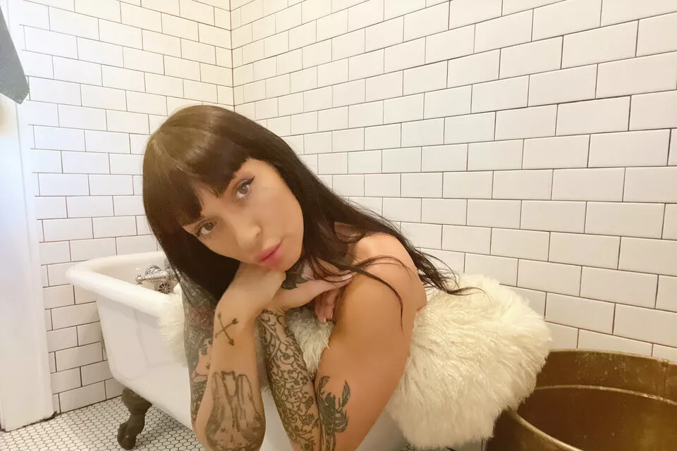 Champagne or me?🥂😉