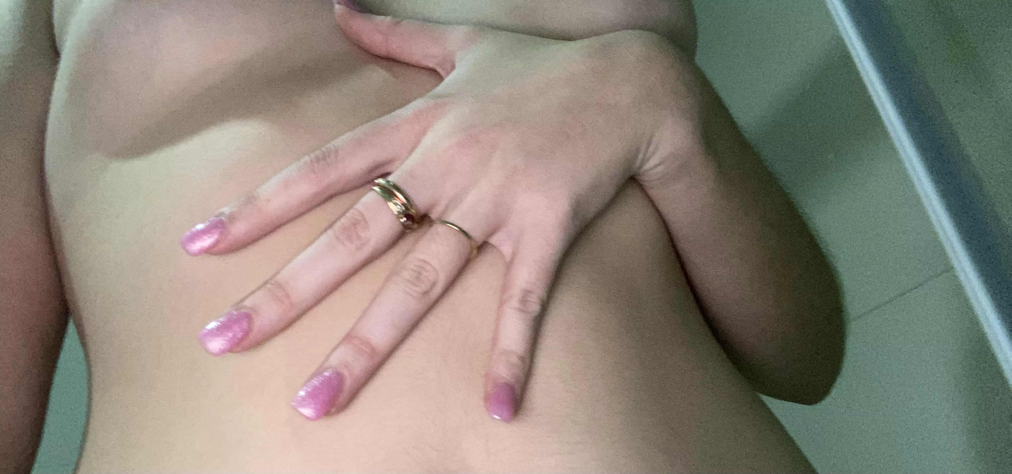 F18 lil bit of underboob is still good