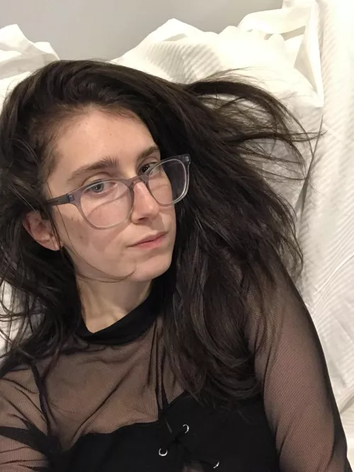 Guys with glasses are hot (especially rectangular shaped like Bayonettas’- I think I have a fetish for those 🤤)