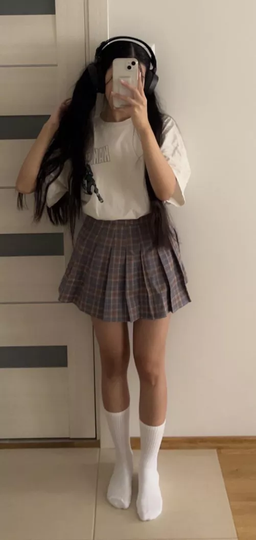 i tried to show my double pigtails, i hope that’s good enough for you 🥺