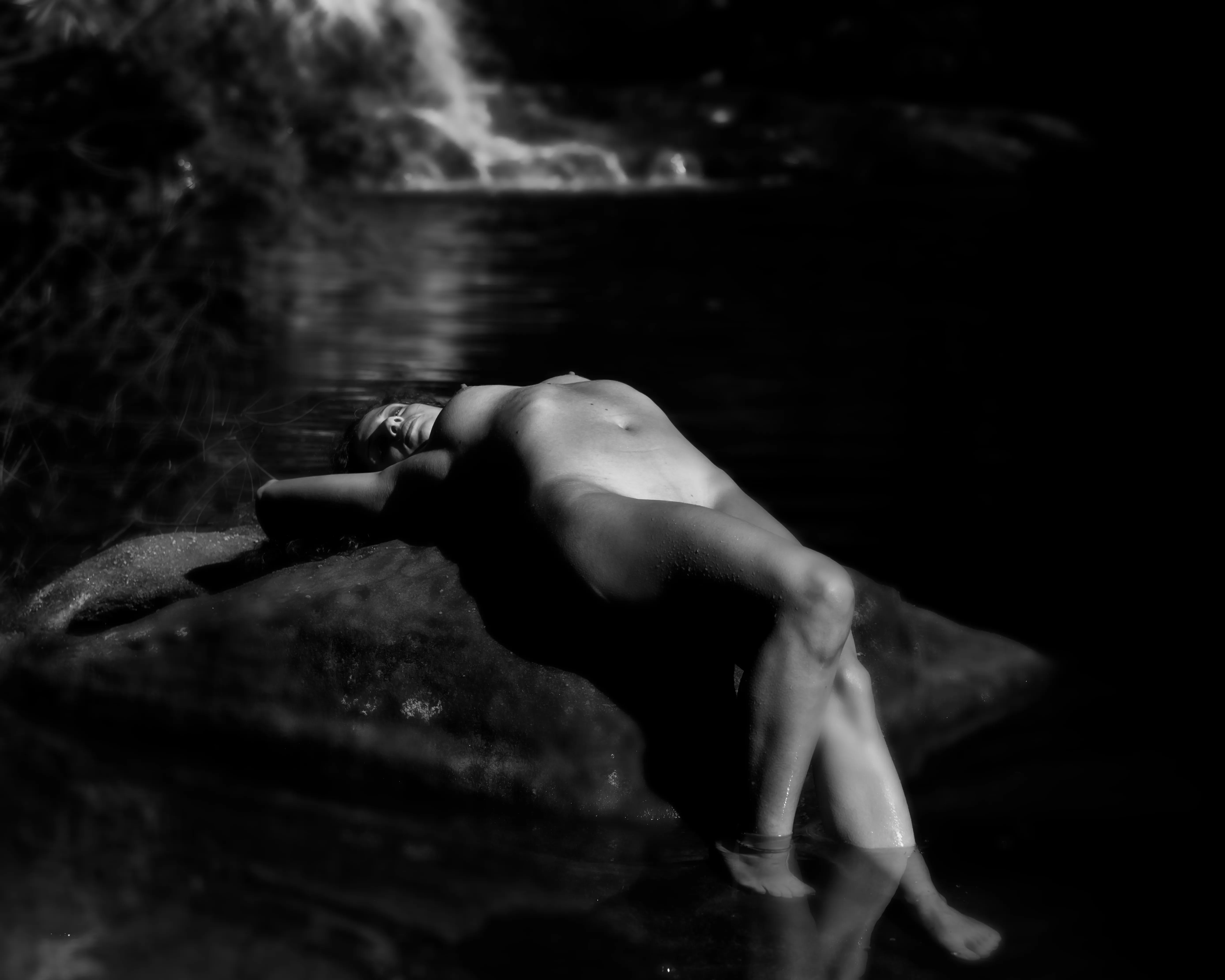 Just relaxing on my rock😊