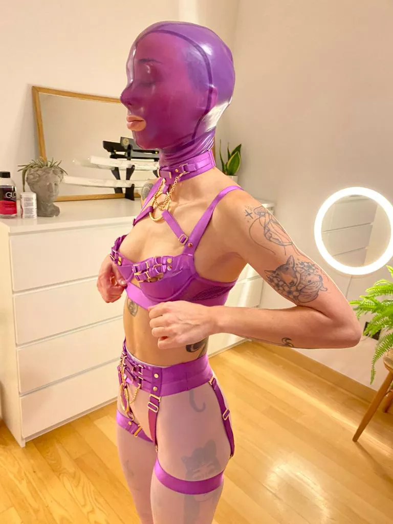 Kinky lingerie outfit with a collar!