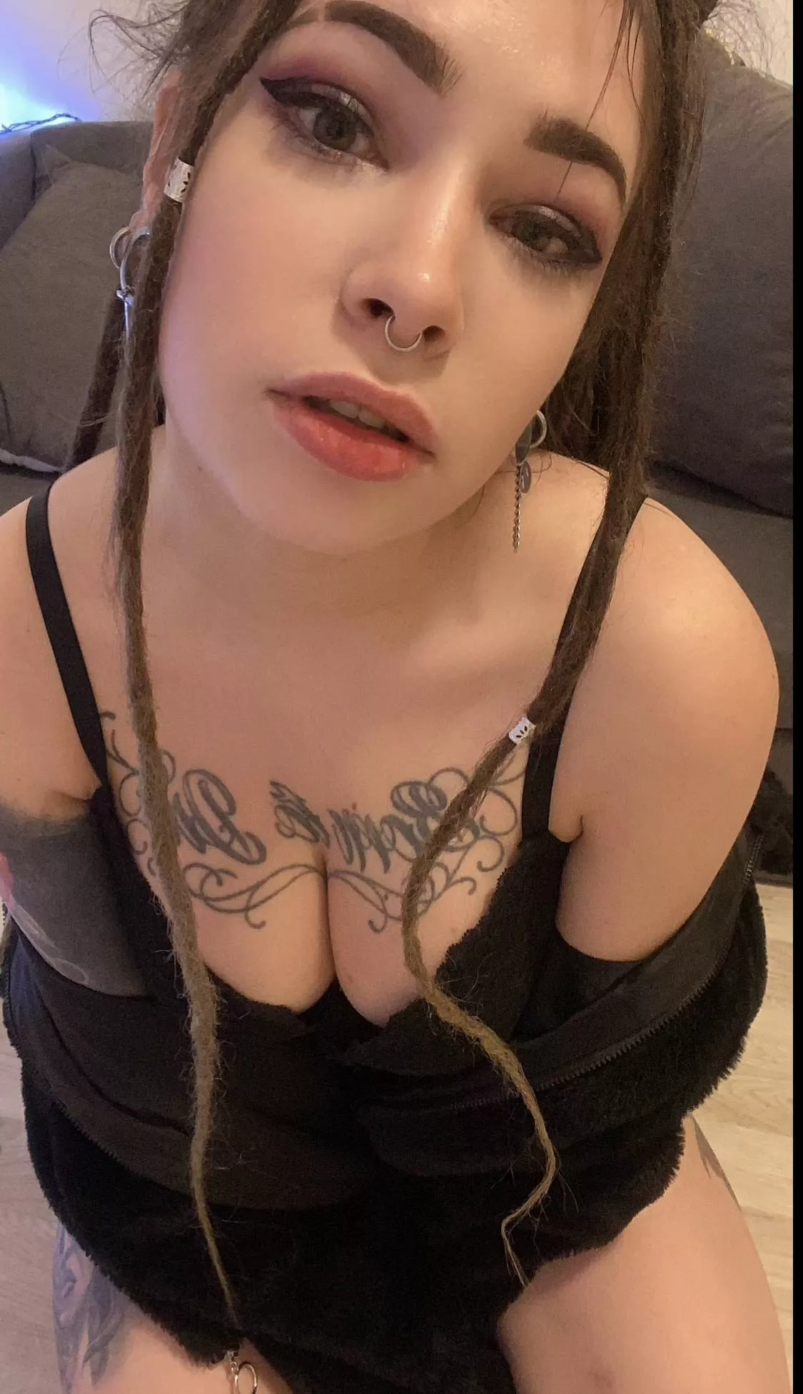 let's see if you can handle this horny slut !!