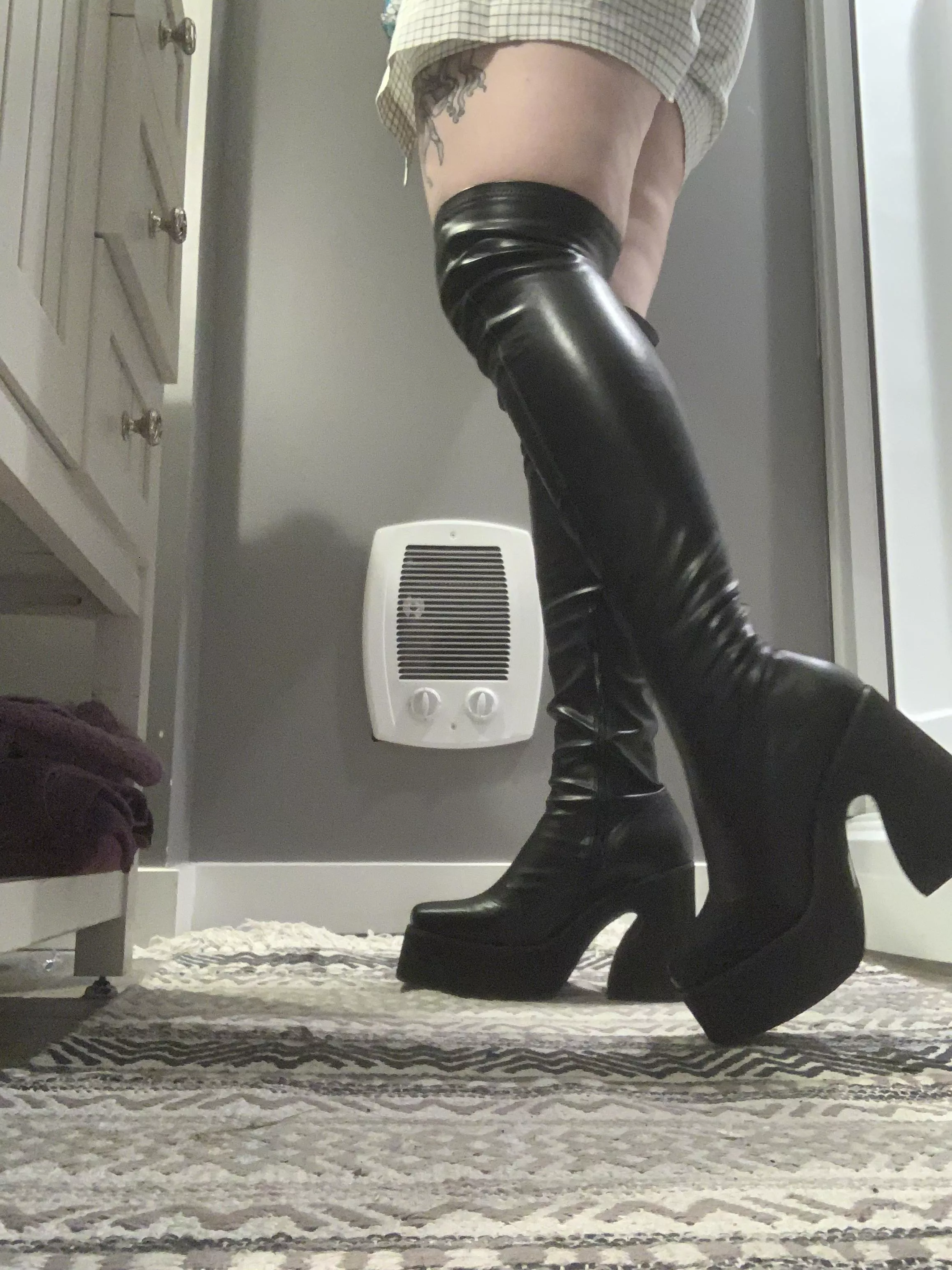 My favorite boots 🖤 who wants to get trampled on? (;