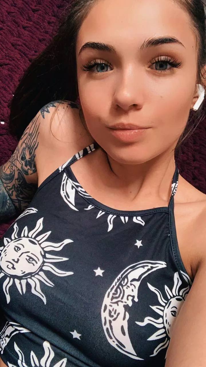 Ready to be my pretty friend and seduce with me big guys all around ? 🌺🎀