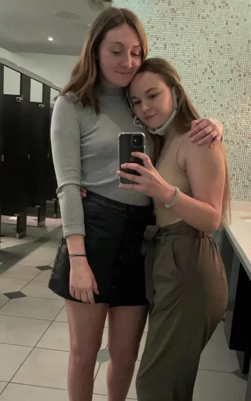 Sister on the left, tall or short?