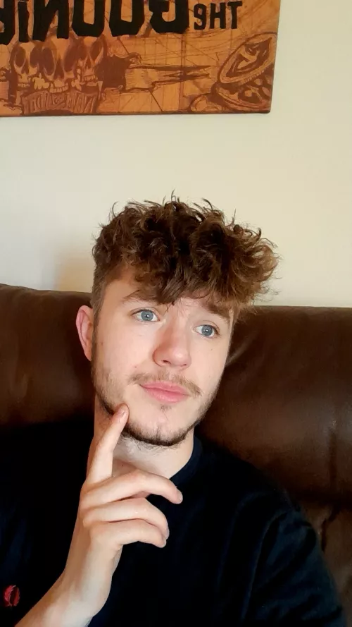 Staring into space as always but im glad the curls are back 😆