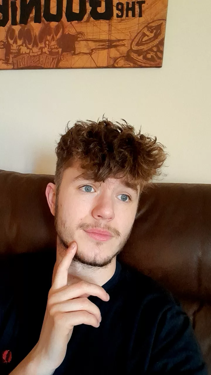 Staring into space as always but im glad the curls are back 😆