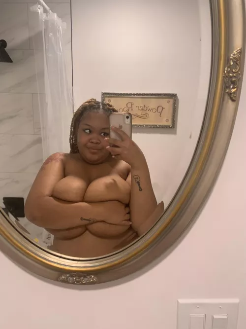 Titties dint get the memo that I need them to stop growing 😅😜