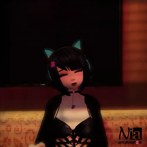 Wanna get cozy with me in the snowy evening?💙☺️ https://chaturbate.com/emyliveshow