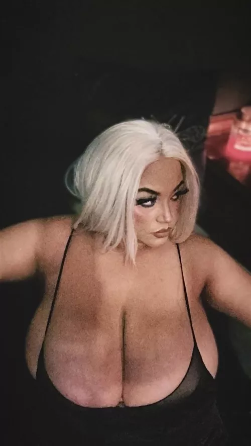 ☠️Wish I had something big and hard in between them☠️