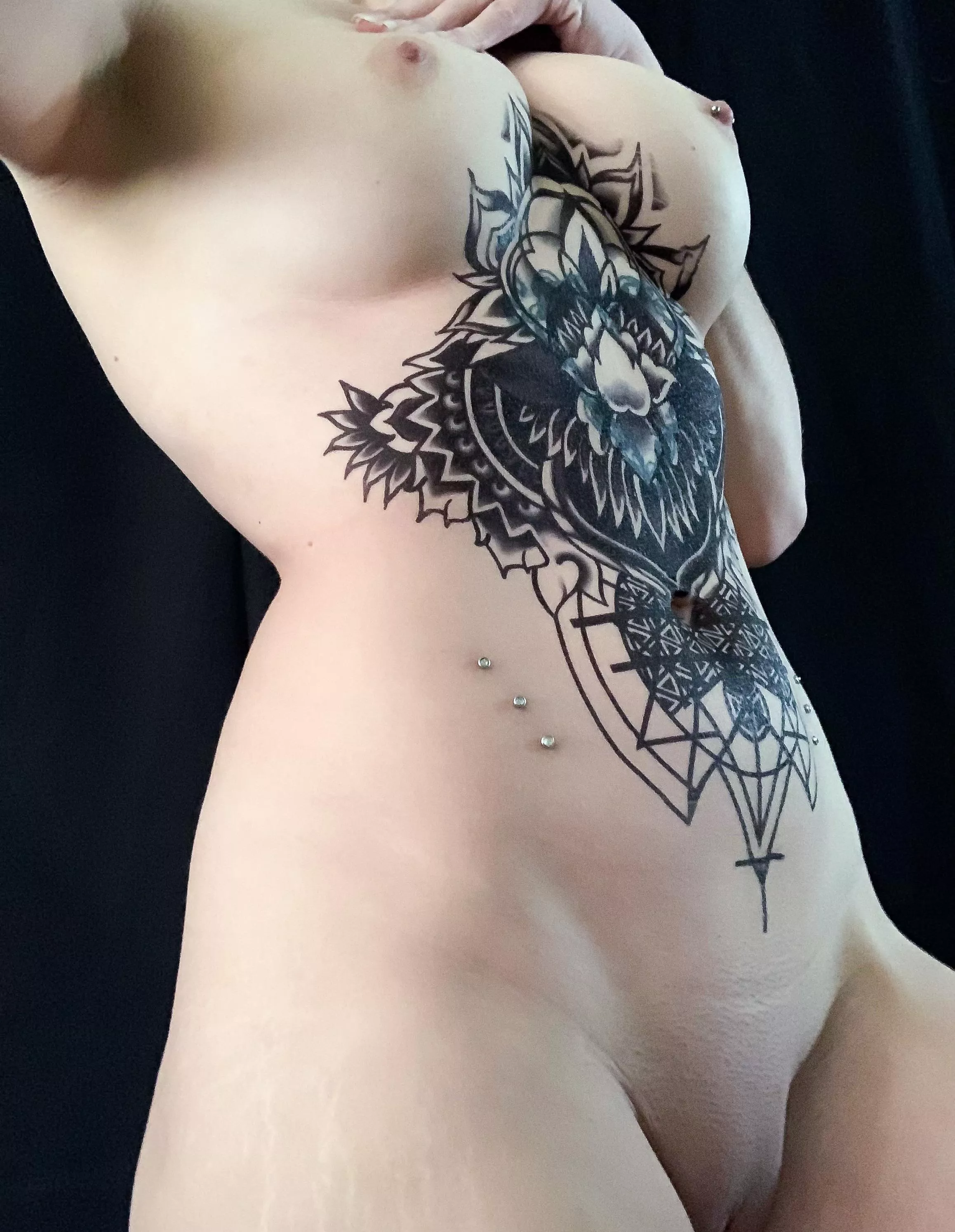 Would I look good with a full stomach tattoo?🖤😈