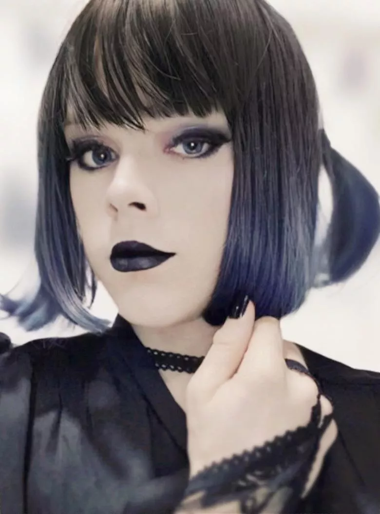 Anyone into cutesy goth boys?🖤