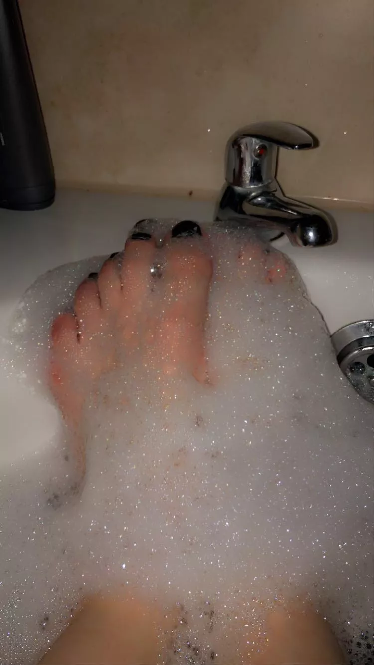 Bubbly toes 🖤