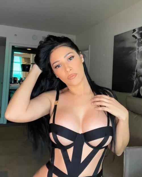 Busty brazilian singer Simaria