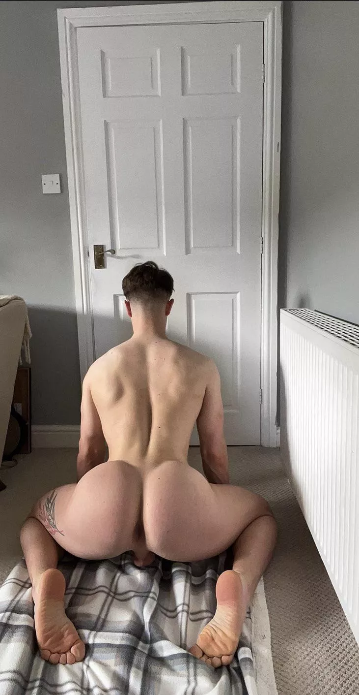 Can I take a seat on anyone’s face or lap 🥺