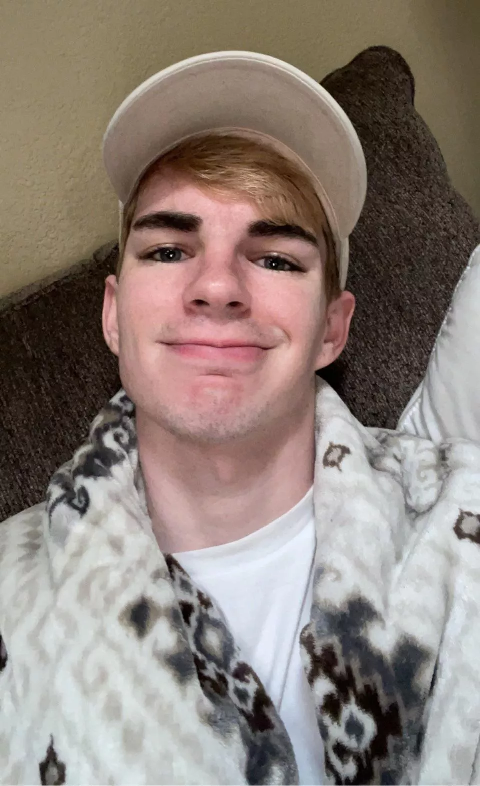 Cuddling up after a long day, anyone wanna be my cuddle buddy?🥰