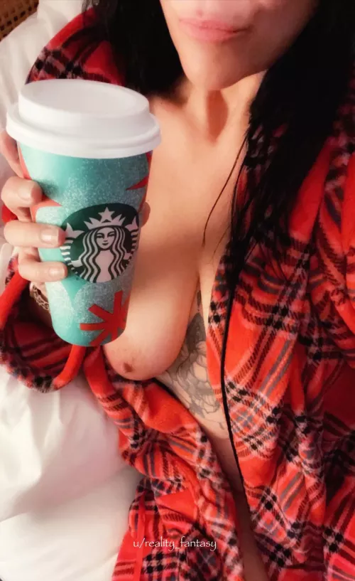 Feeling festive AF this morning, stop by and I'll start spreading some holiday cheer 💋☕️