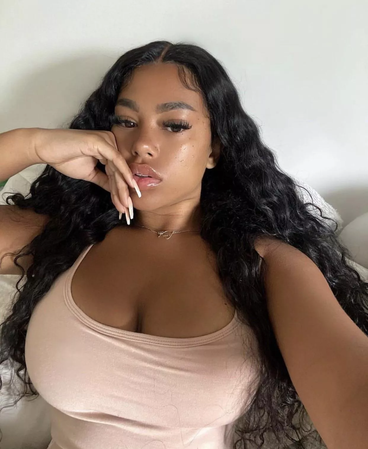 Hit an arrow if you are willing to worship mommy’s ass and relapse to her feet🥵👣👿