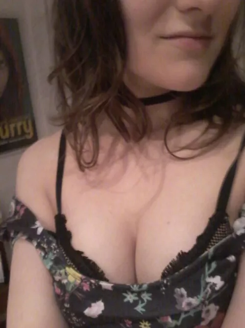 Husband is out, like to text with some men, im marie 26 and looker for older men to come over haha