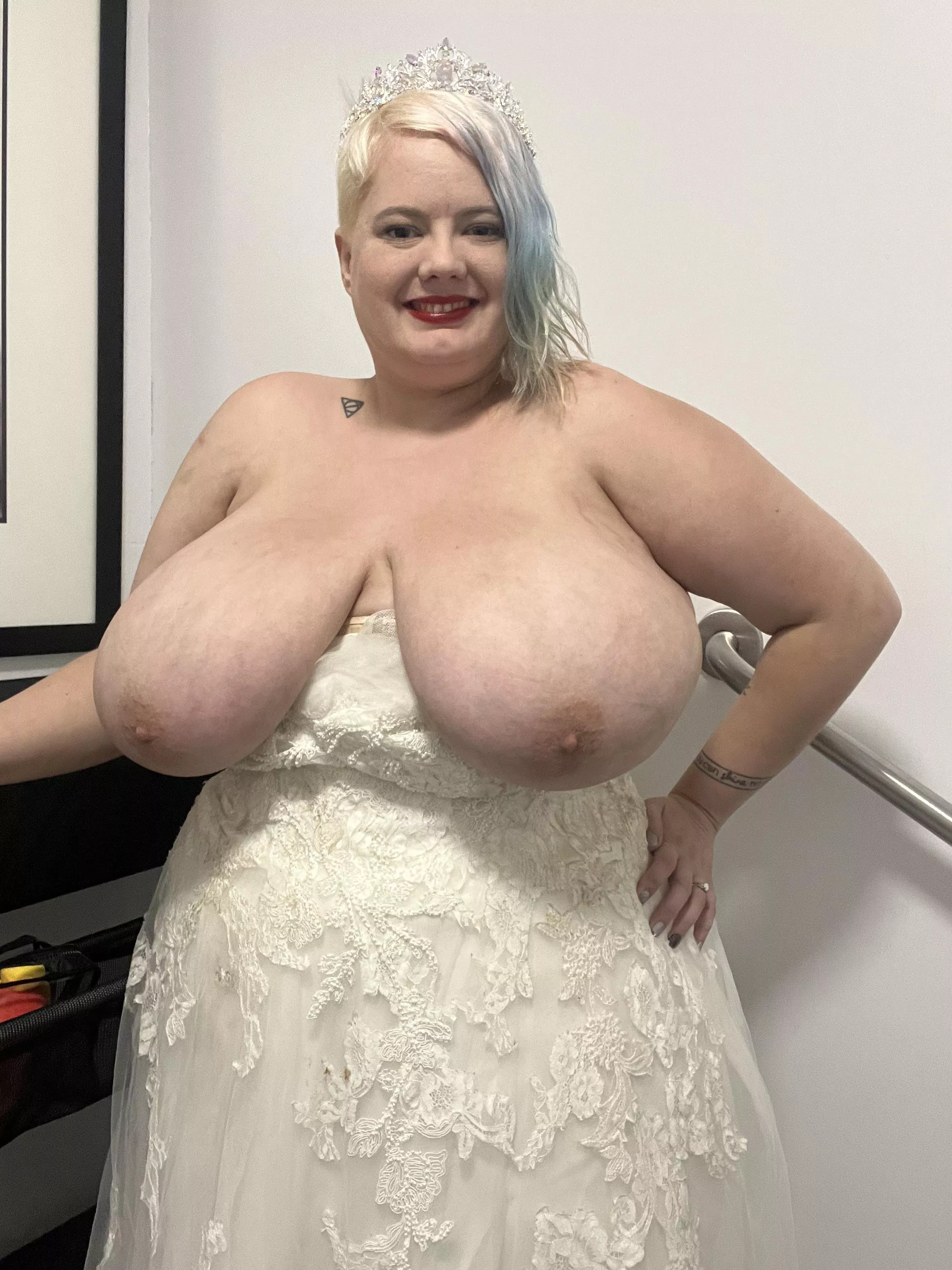 I guess you can see my wedding ring. But I thought y’all might like my wedding dress better!