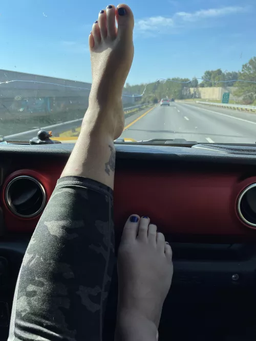 I’m going to make you cum just using my feet