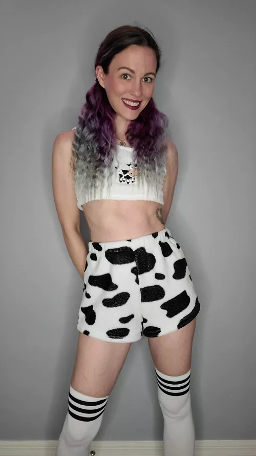 Just being a cute cow 🐄 [F]