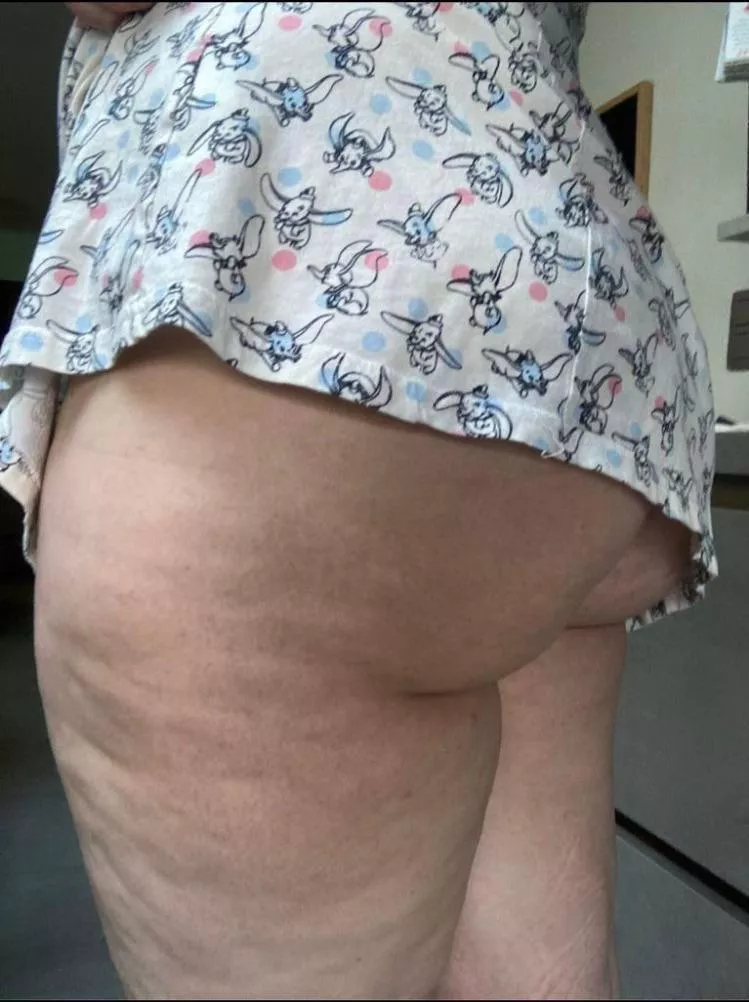 My dress keeps on li(f)ting up… and without panties it could get real messy…