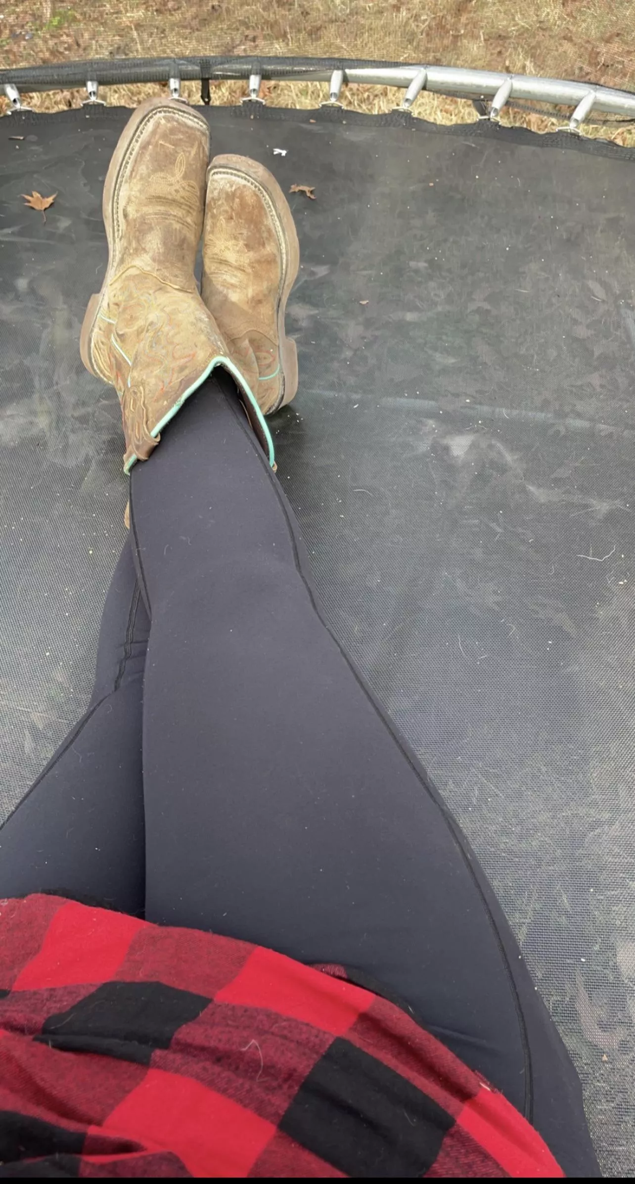 No shame in loving your own legs if they’re strong enough to keep you on 1000lb running animals 🏇🏇 Looking good is just a nice side effect 💁🏻‍♀️