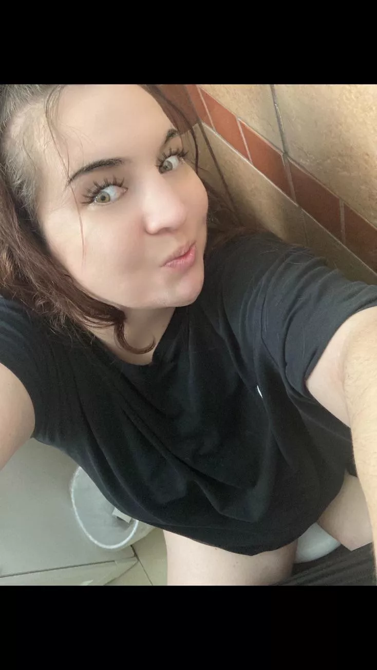 On the toilet after thanksgiving dinner 🫣 I wonder if your gonna lick up what comes out of me 🤭 👅